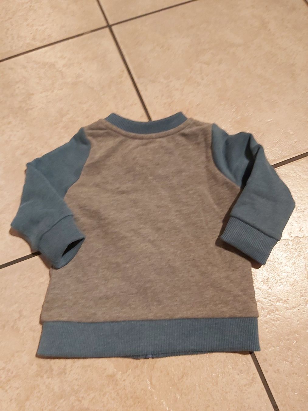 Esprit Lotti & Set di vestiti: Trainerhose mit jacke blau mit dino Gr. 68 . – Usato da Disentis/Mustér venduto da epa_862v 1
