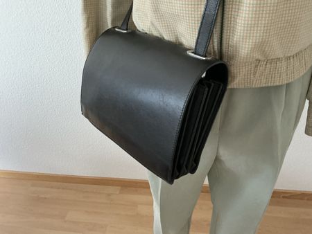   & Other Stories Schultertasche aus schwarzem Echtleder