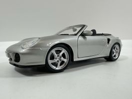 Porsche 911 (996) Turbo Cabriolet 1:18, silber, MAISTO