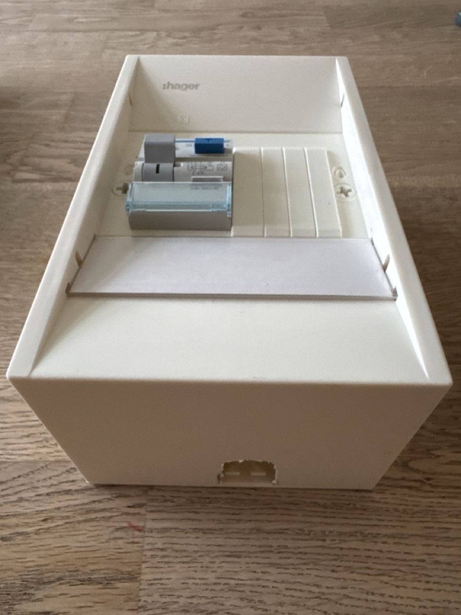 Hager Alimentazione elettrica: AP Kleinverteiler mit einem FI 25A 30mA – Usato da Thun venduto da Topmat 1