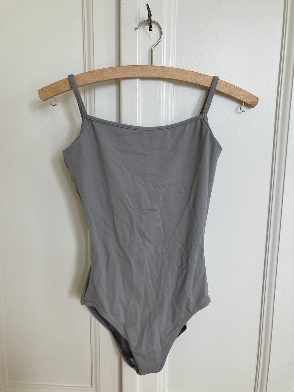 Scarpe, pantaloni & magliette da ginnastica: Justaucorps pour danse classique – Usato da La Tour-de-Peilz venduto da vve_nm8c 3