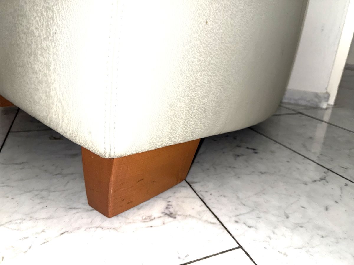 Poltrone: Ledersessel in Creme mit Holzfüssen, Sessel – Usato da Unterägeri venduto da Goldigirls 5