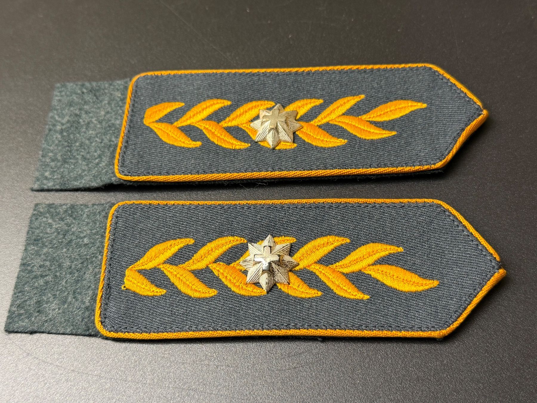 Schweizer Armee Placchette & Badge: 1 Paar Achselpatten: Brigadier ohne Kdo - CH Armee – Usato da Brütten venduto da Hst1