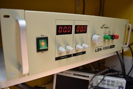Regelbares Power-Netzgerät 900 Watt im 19" -Gehäuse