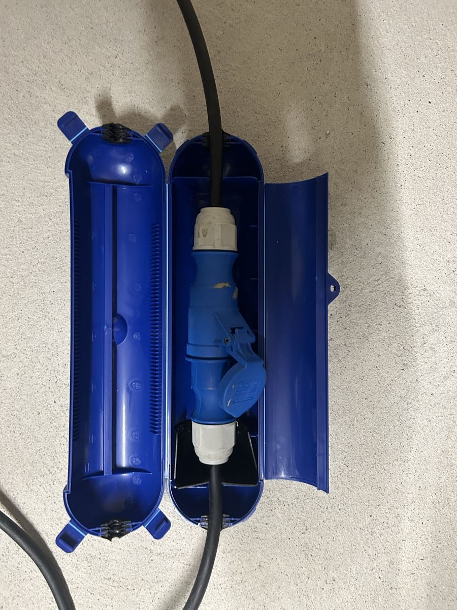 Kabel: Sicherheitsbox für CEE-Verbindungen – Gebraucht aus Epsach von lar_9krb 1