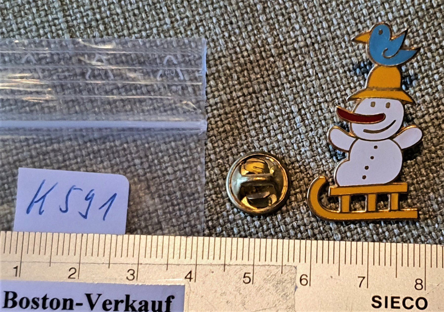Placchette & Badge: K591 - Pin Schlitten Schneemann Vogel – Usato da Reinach BL venduto da Boston-Verkauf 2