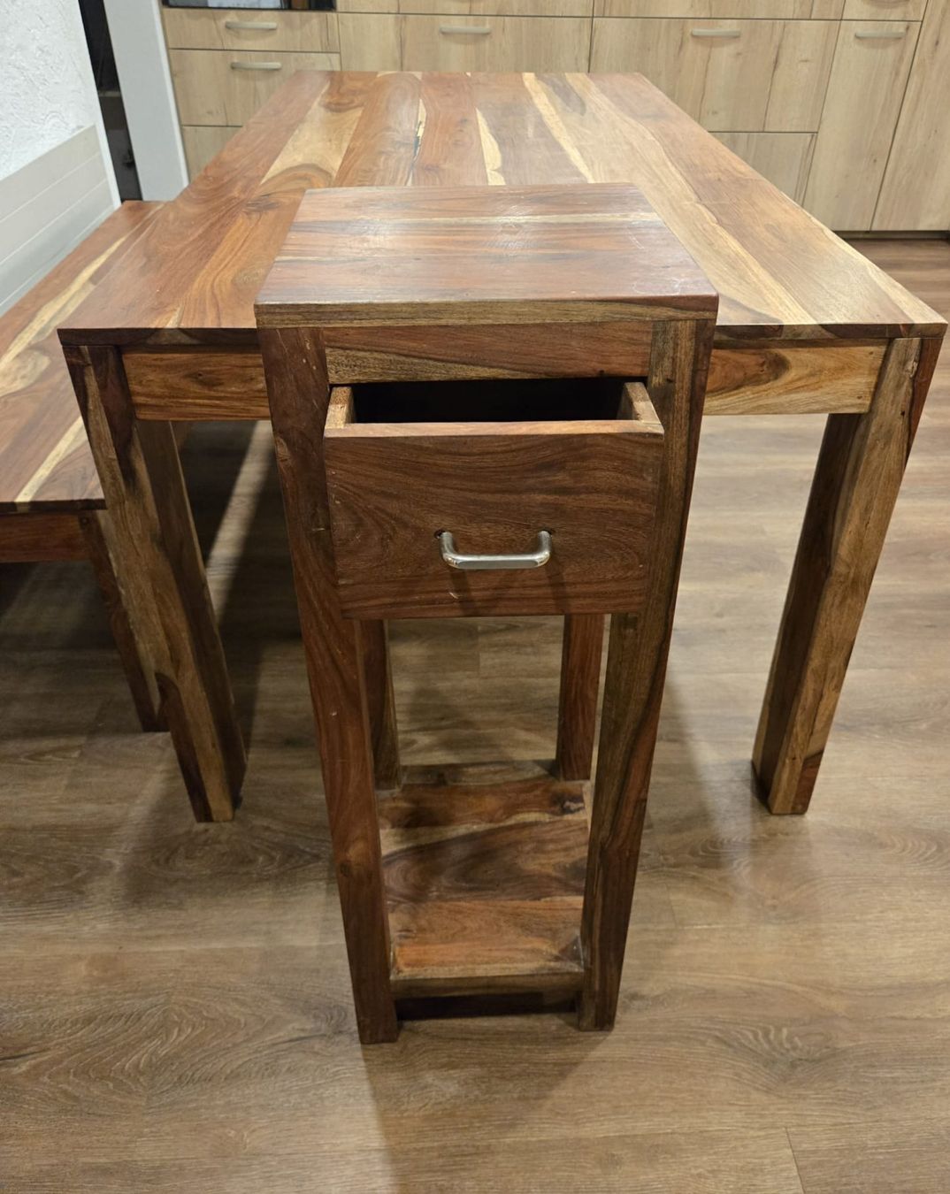 Set di tavolo e panche: Tisch-Set mit 2 Stühlen, Bank und Stehmöbel – Usato da Reichenburg venduto da Huebi65 1