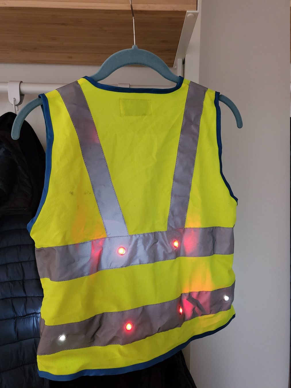 Gilet & Giacche: lumini Kinderwarnweste mit LEDs, Sicherheitsweste, LED Weste – Usato da Luzern venduto da Dealgood 1