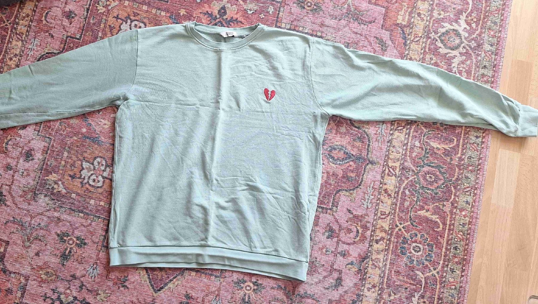 Pullover & Sweatshirts: Pullover Langarm hellgrün mit rotem Herz Grösse L – Gebraucht aus Winterthur von shishibelle