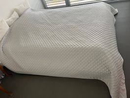 Sehr schöne Tagesdecke / Bettüberwurf, silber, 260x260cm