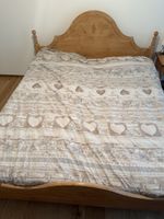 Massivholzbett 190 × 210 cm mit 2 Nachttischen und 2 Lattenr