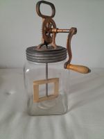 Alte Buttermaschine Glaskrug mit Holzrührwerk.