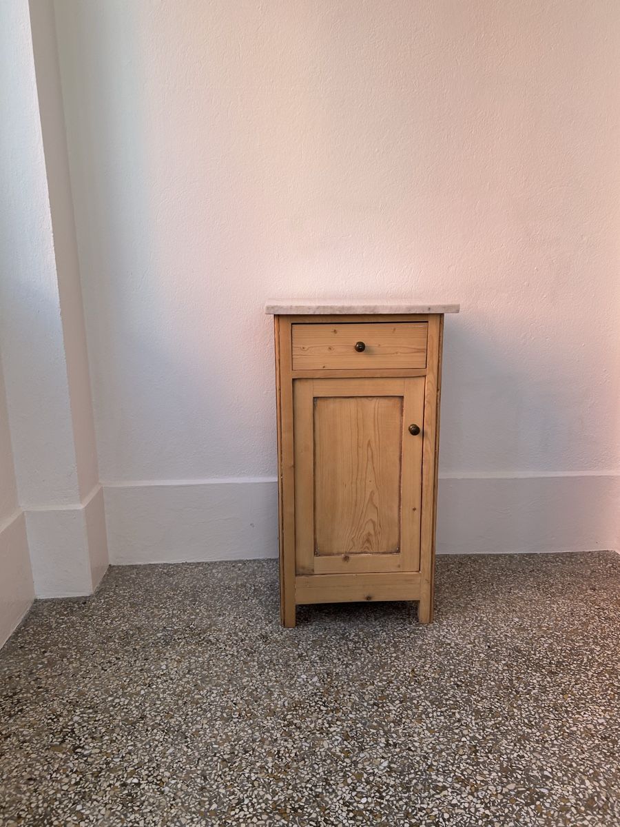Nachttische: Nachttisch Holz mit Marmorplatte restauriert – Gebraucht aus Chur von ser_q8z9