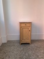 Nachttisch Holz mit Marmorplatte restauriert