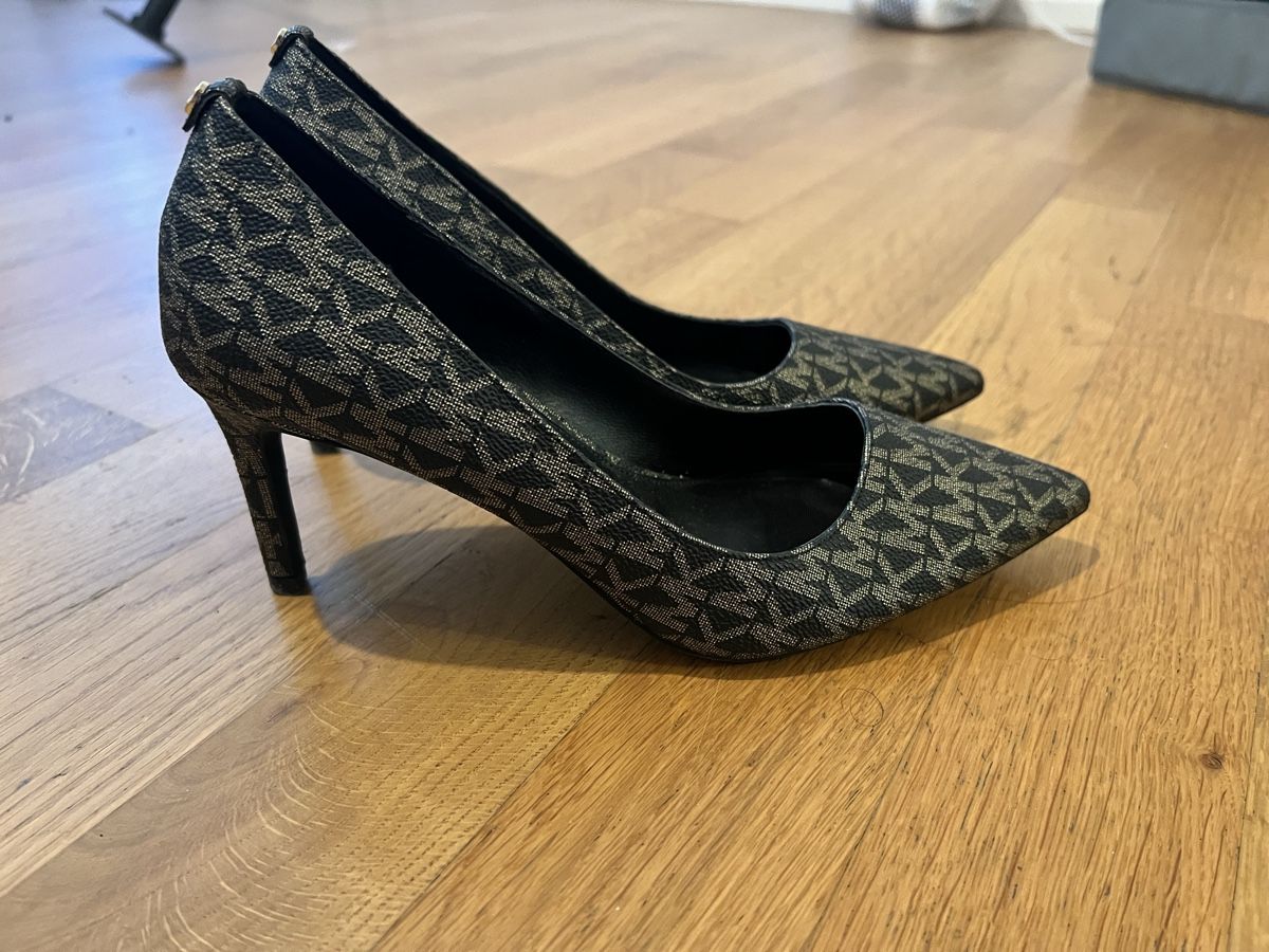 Michael Kors Damenschuhe: Michael Kors Pumps mit Logo Muster Gr. 38 – Gebraucht aus Kreuzlingen von lin_j98c