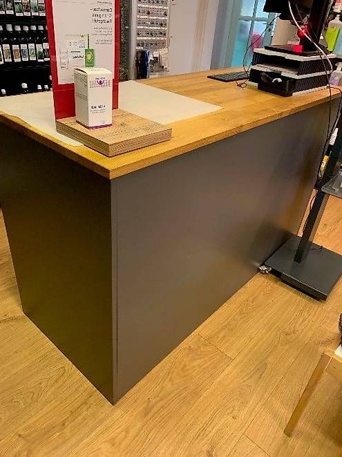 Allestimento di negozi e stand fieristici: Kassenkorpus Mittelgrau Eiche massiv – Usato da Bassersdorf venduto da ser_t6qt 1