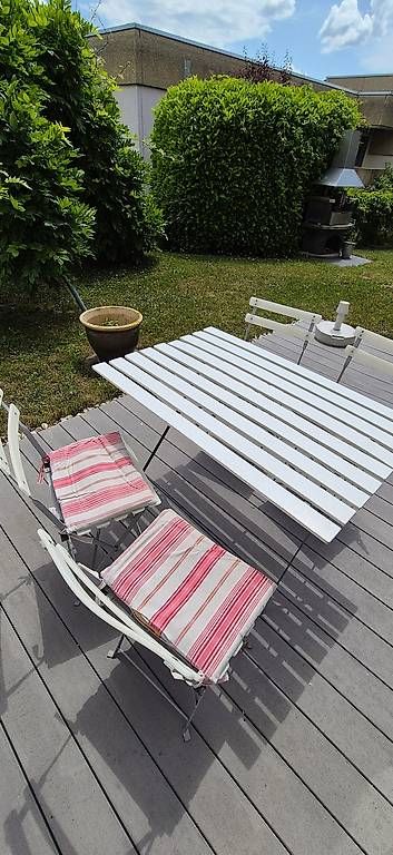 Set di tavolo e panche: Set de table + chaises pour jardin – Usato da Villars-sur-Glane venduto da Verocac