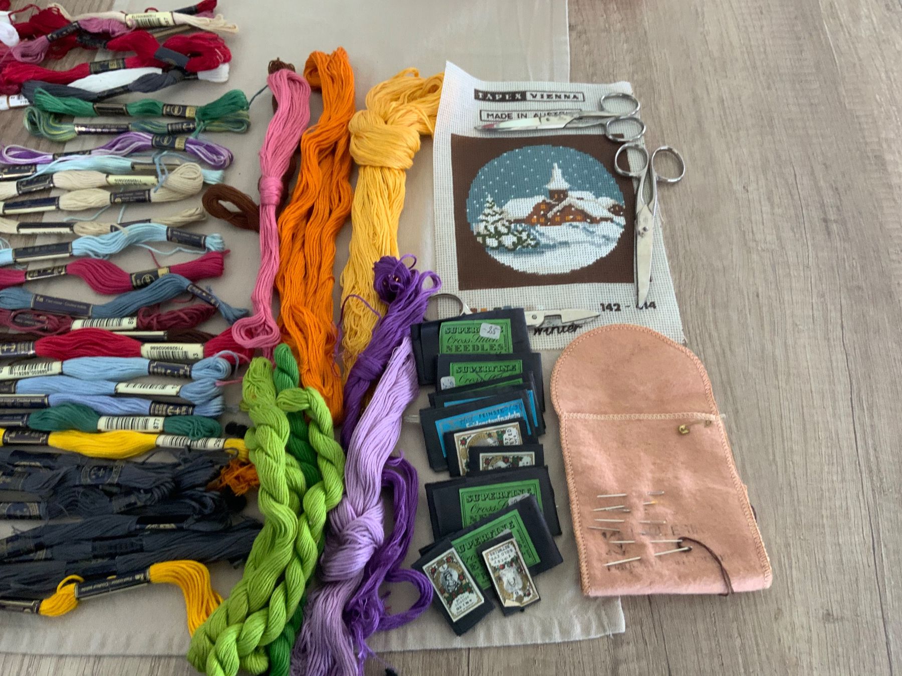 Cordicelle & Fili: Stickgarn mit versch. Zubehör – Usato da Schübelbach venduto da Hecht11. 2