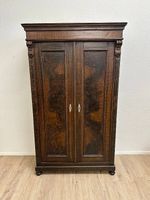 Antik Gründerzeit Dielenschrank aus Nussbaumfurnier