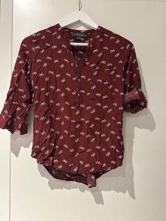 Bordeaux-rote Bluse mit Schleifen, Grösse S