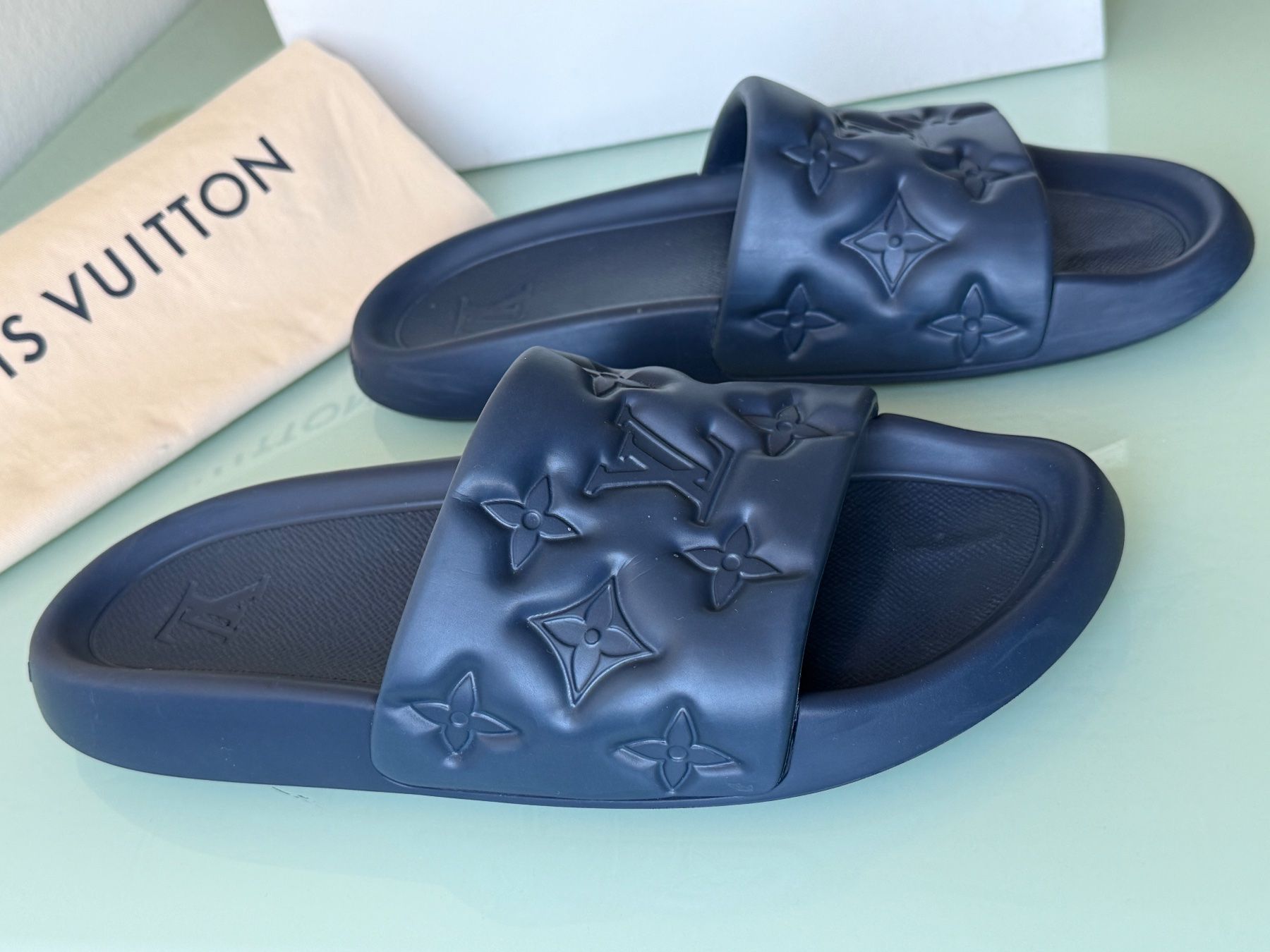 Louis Vuitton Scarpe da uomo: LOUIS VUITTON Waterfront Monogram Embossed Mule Slide 43.5 – Usato da Kreuzlingen venduto da kruezbiz 2