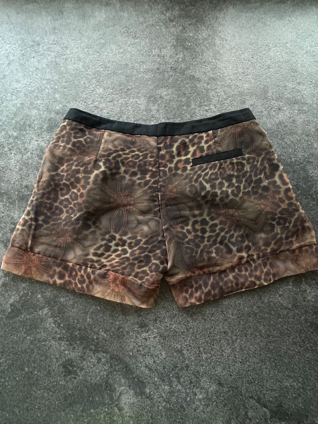 Pantaloni: HONG 3 Damen Shorts - Größe M – Usato da Kilchberg ZH venduto da Simlife 9