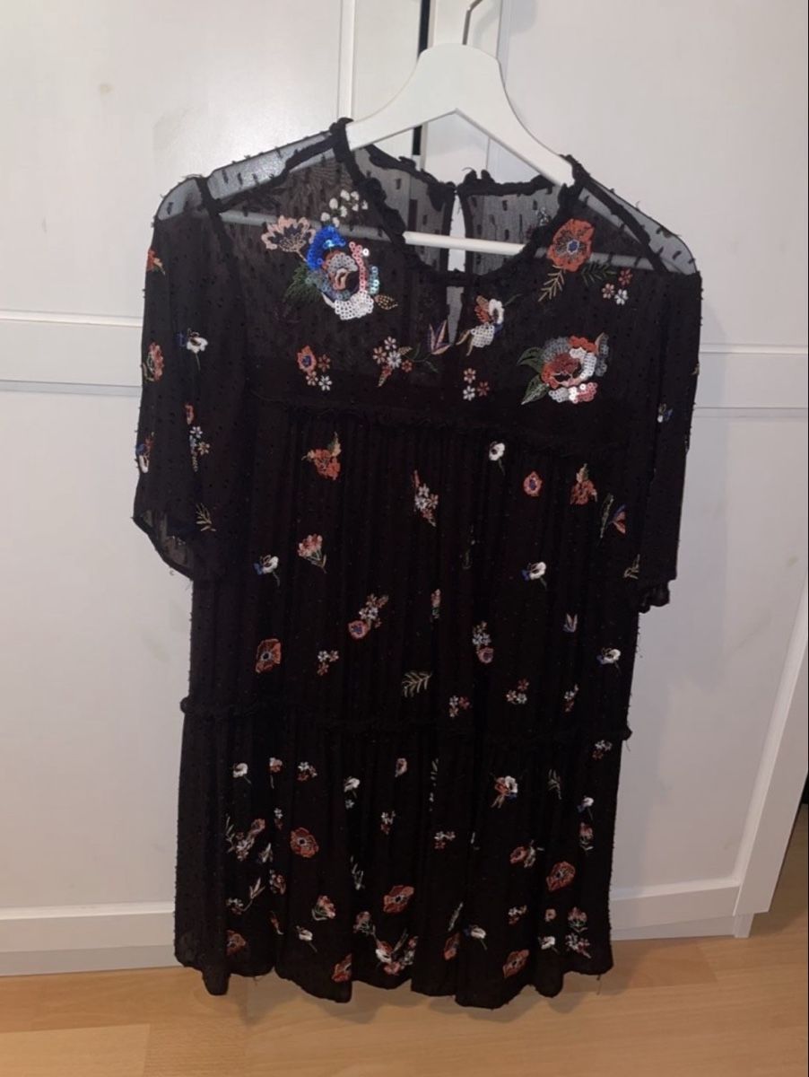 Vestiti: Black Floral Mini Dress - Size Small – Usato da Bazenheid venduto da hat_96