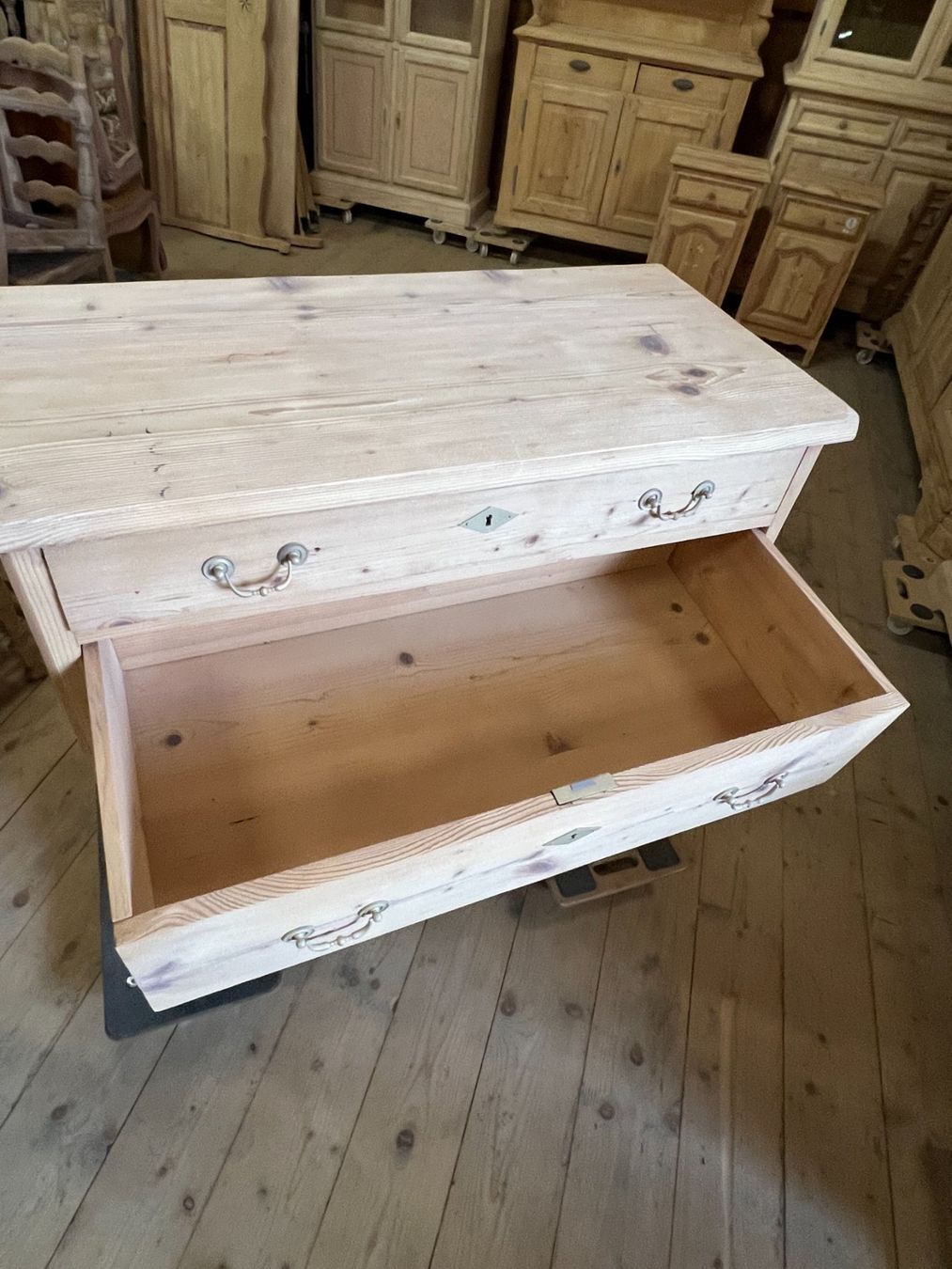 Cassettiere: ART 1037-G Commode sapin sablé – Usato da Pont-La-Ville venduto da BCMGLEAL 2