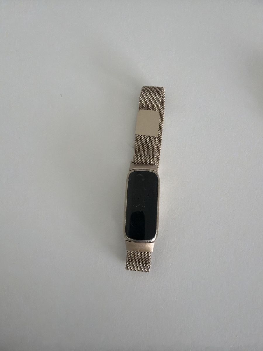 Fitbit Montres: Fitbit Luxe Fitness Tracker mit 5 Armbändern – D'occasion à Langnau am Albis par Daniel1966