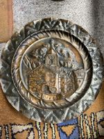 Vintage Bergün Souvenir Zinnteller 1931, getriebenes Relief