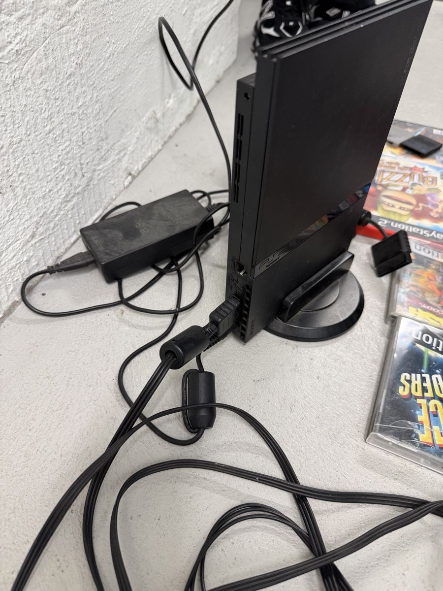 Sony Console: Sony PlayStation 2 Konsole Slim mit Buzz Controller Set – Usato da Zürich venduto da Privat_13 5