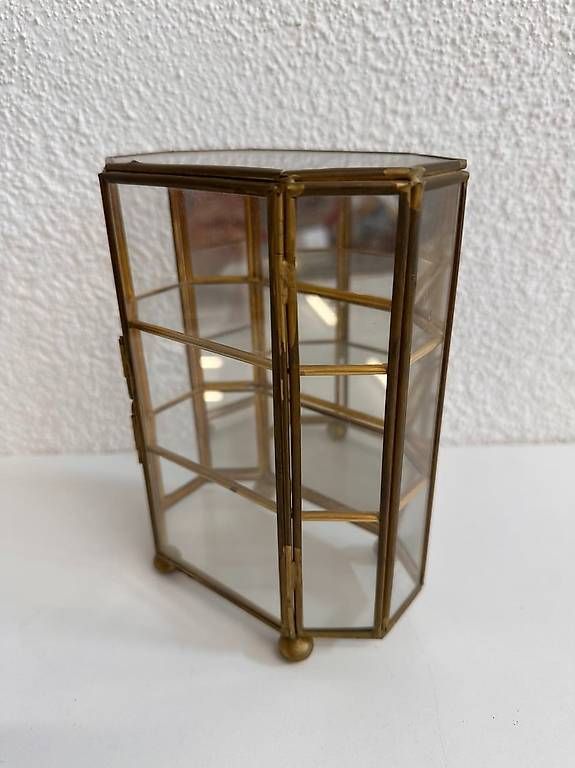 Vitrinen: Vintage Glasvitrine aus Messing und Glas – Gebraucht aus Obernau von Arche_Noah_Brocki 1