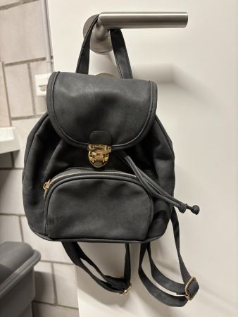 Mini sac à dos noir, idéal pour le printemps. Comme neuf
