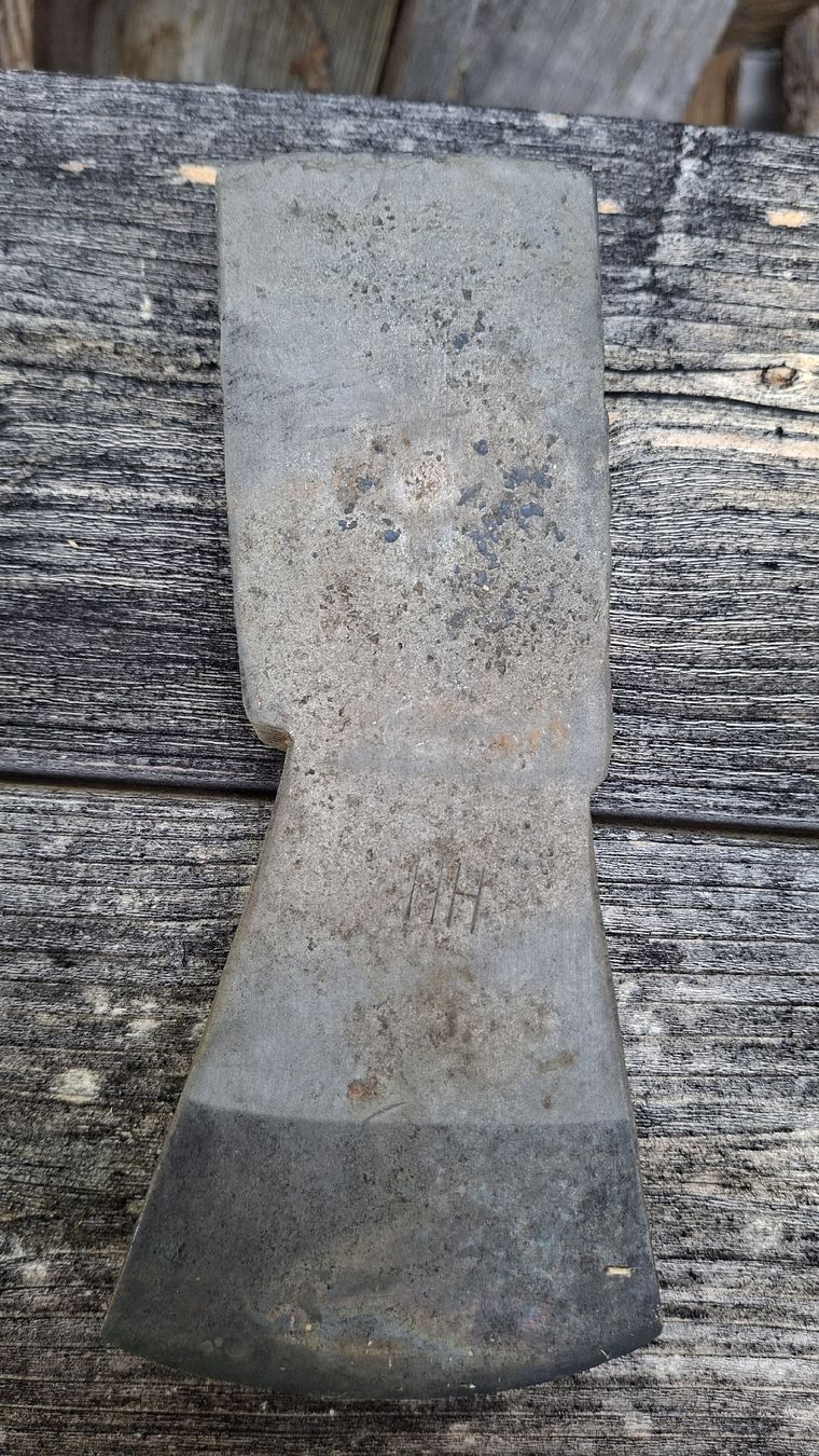 Alle Werkzeuge: antiker Axtkopf – Gebraucht aus Rifferswil von Nurjan 1