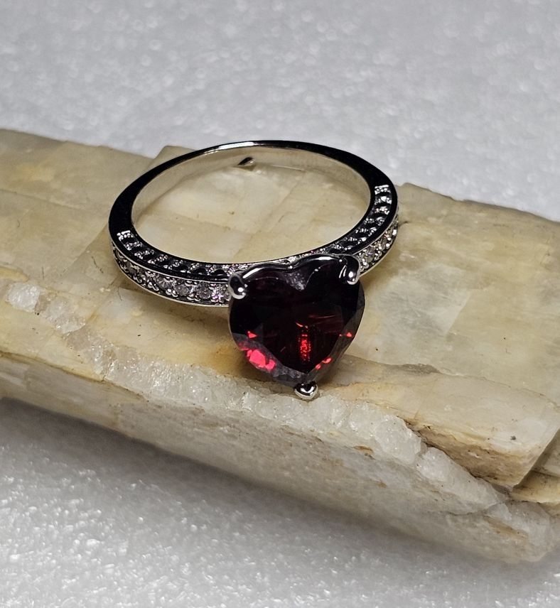 Ringe: Stilvoller Ring mit rotem Zirkonia, Gr. 8 – Neu (gemäss Beschreibung) aus Grenchen von dar_6d52 3