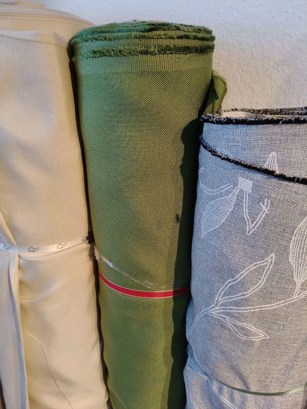 Tissus: Fabric rolls assorted colours quantity 8 new condition 3fr/m – Neuf avec emballage d'origine à Zürich par sha_vw65 1