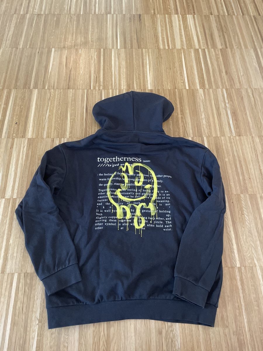 Maglioni & Felpe: Schwarzer Hoodie mit Smiley-Logo, Grösse M – Nuovo (secondo la descrizione) da Zürich venduto da saraA94 1