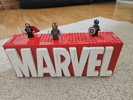 Lego Marvel Schriftzug mit 3 Figuren