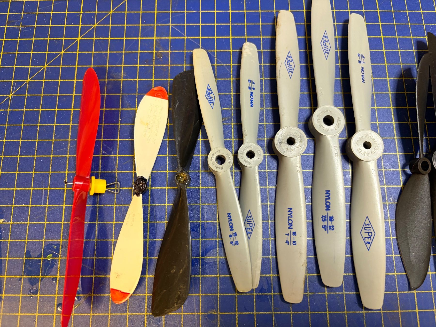 RC Kits de montage: Modellflugzeug Propeller div. (2) – D'occasion à Glattbrugg par Olio7 1