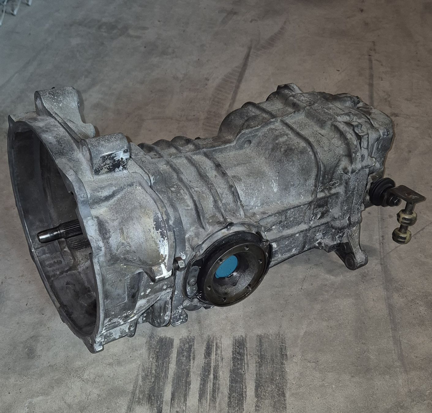 VW Tutti pezzi di ricambio auto: VW T3 Getriebe 4gang DH – Difettoso da Büsserach venduto da VWAUDISWISS