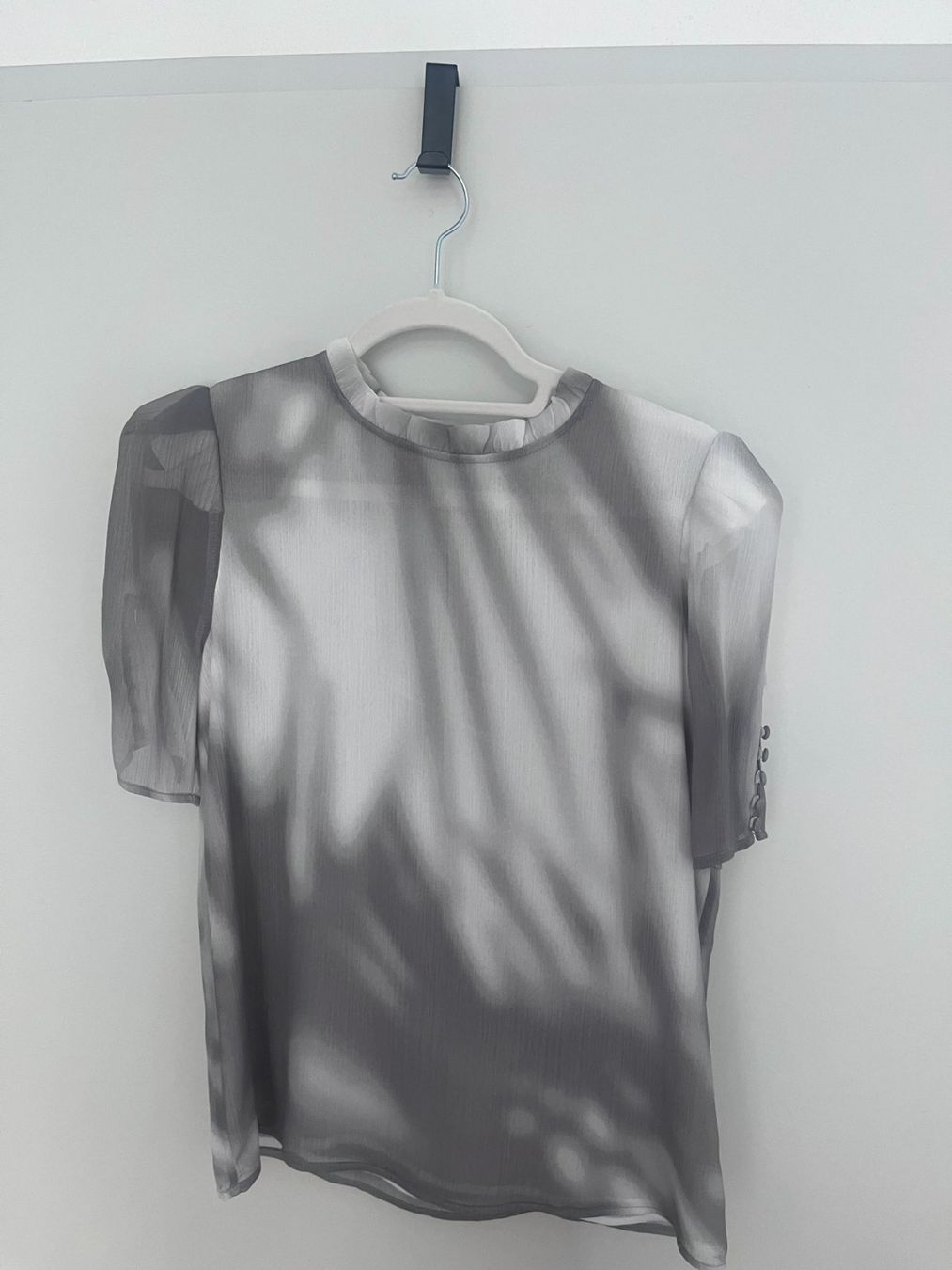 Calvin Klein Camicette: Gray and white blouse with ruffle collar – Nuovo (secondo la descrizione) da Zürich venduto da kry_85p7