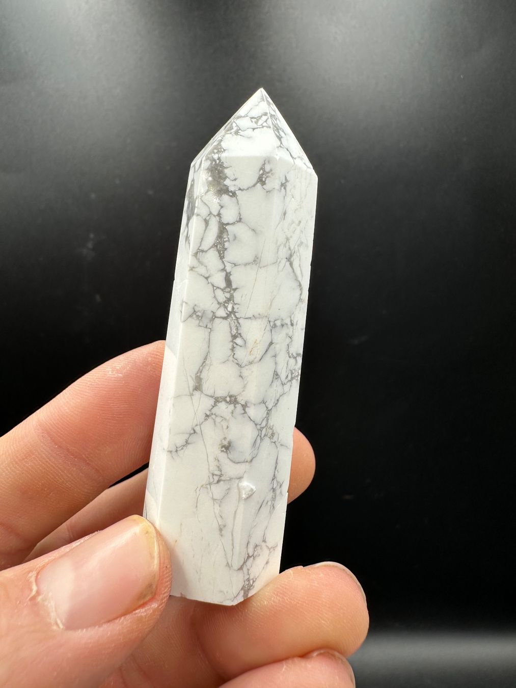 Minerali & Pietre curative: Weisser Howlith Obelisk, Spitze – Nuovo e nell'imballaggio originale da Männedorf venduto da Handschmeichler