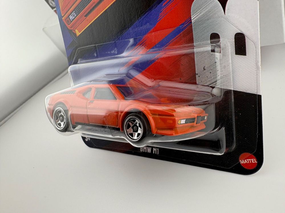 Hot Wheels HW25327 SUPERMAN CUSTOM '52 CHEVY 1:64 Modellino