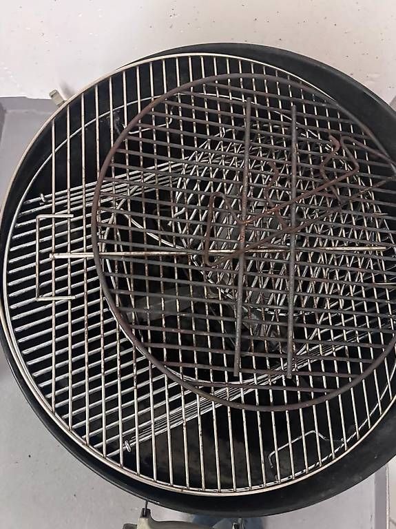 Griglie: barbecue Weber a carbone 57 cm e accenditore per carbonella – Usato da Massagno venduto da val_qc7x 1