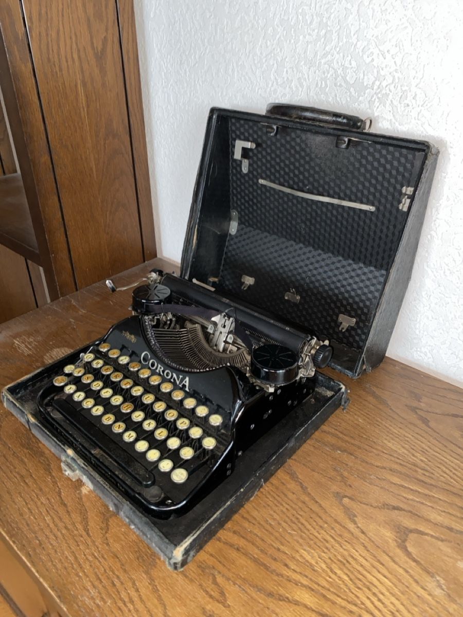Macchine da scrivere: Antike Schreibmaschine – Usato da Hinwil venduto da Familie_99 1