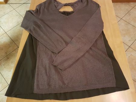 Pull col en V taille M marque Miss Captain