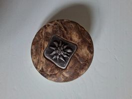 Knopf mit Edelweiss in Hirschhornimitation