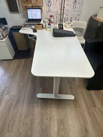 Elektrisch verstellbarer Tisch in weiss