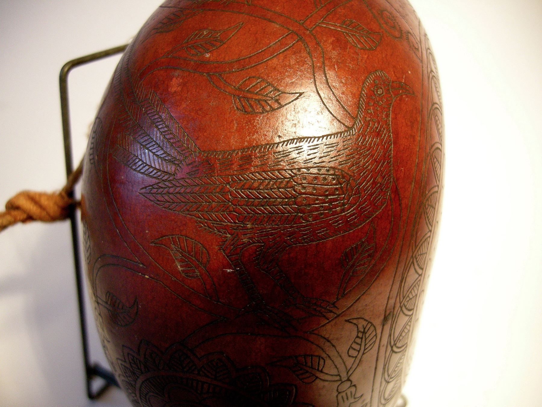 Flaschen: FELDFLASCHE AUS EINER KÜRBIS, KALEBASSE. FRANKREICH, E.18.JH – Gebraucht aus Grandcour von Flowerstyle 8