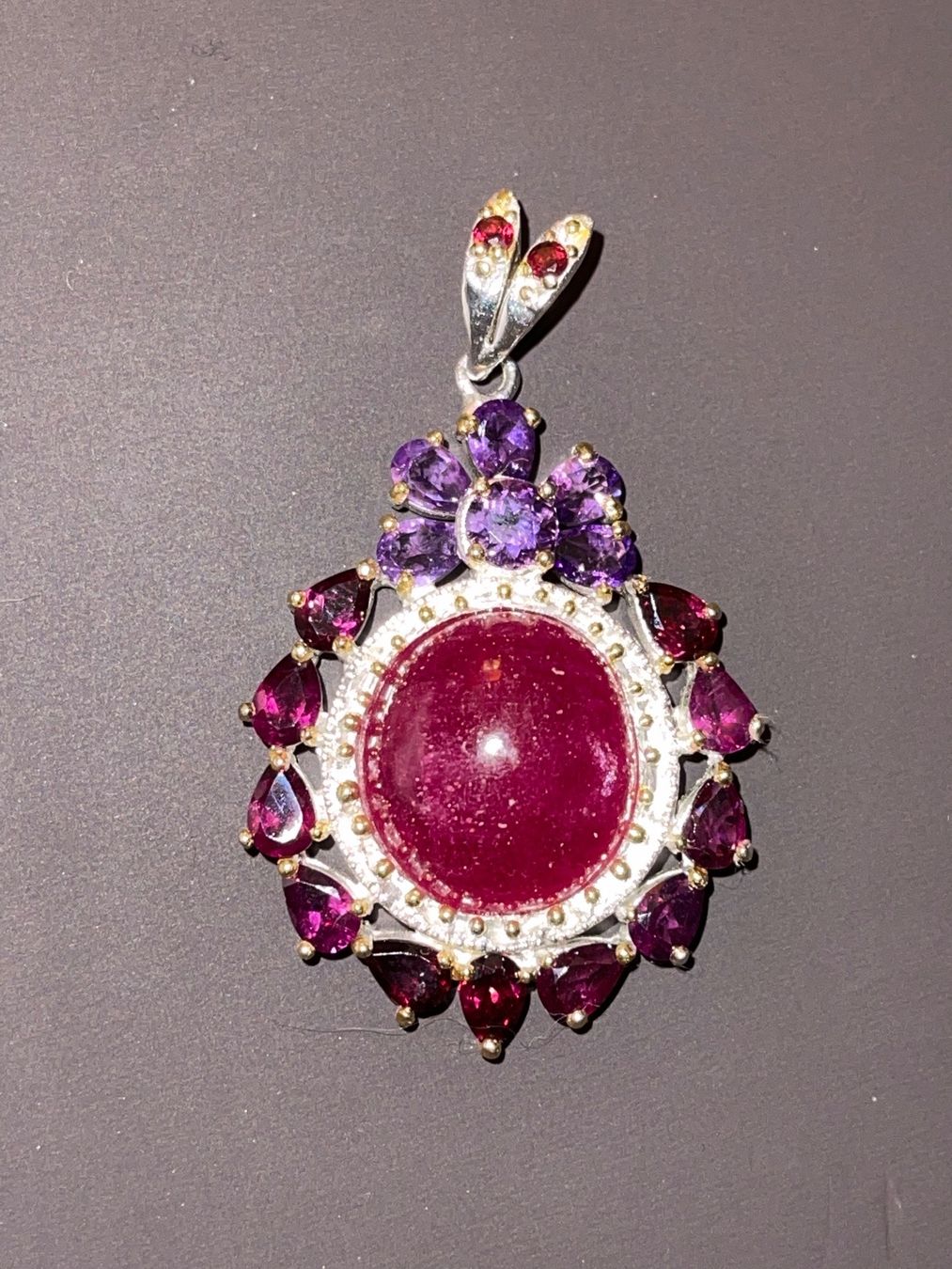Llan Valls Joies Ciondoli: Large Ruby Garnets Amethysts Médaillon SS925 and 14k Vermeil – Nuovo (secondo la descrizione) da Birsfelden venduto da Brut 2